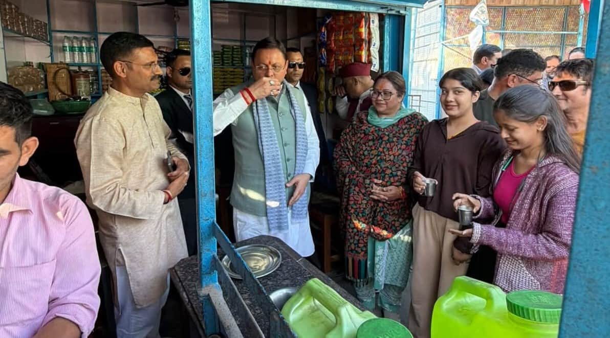 CM interacted with people at a tea stall and inquired about the well-being of the laborers.