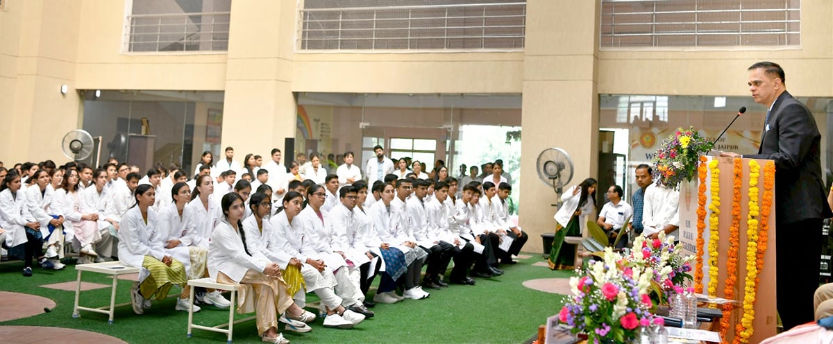 जयपुर: आरयूएचएस में नए एमबीबीएस विद्यार्थियों ने ली शपथ, मुख्य सचिव बोले- सफेद कोट मरीजों के भरोसे का प्रतीक