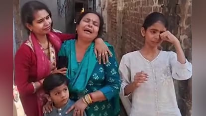 विलाप करती मुकेश की बहन और भांजी।