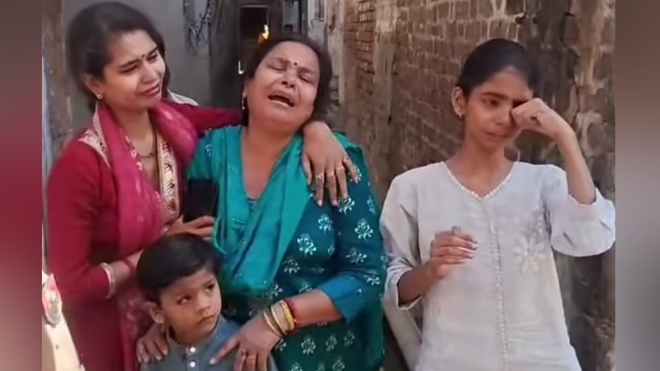 विलाप करती मुकेश की बहन और भांजी।
