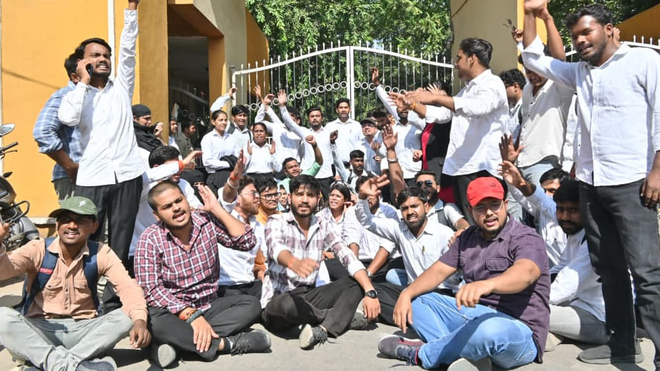विश्वविद्यालय के मुख्य द्वार पर डीसी लाॅ कॉलेज के छात्रों ने दिया धरना