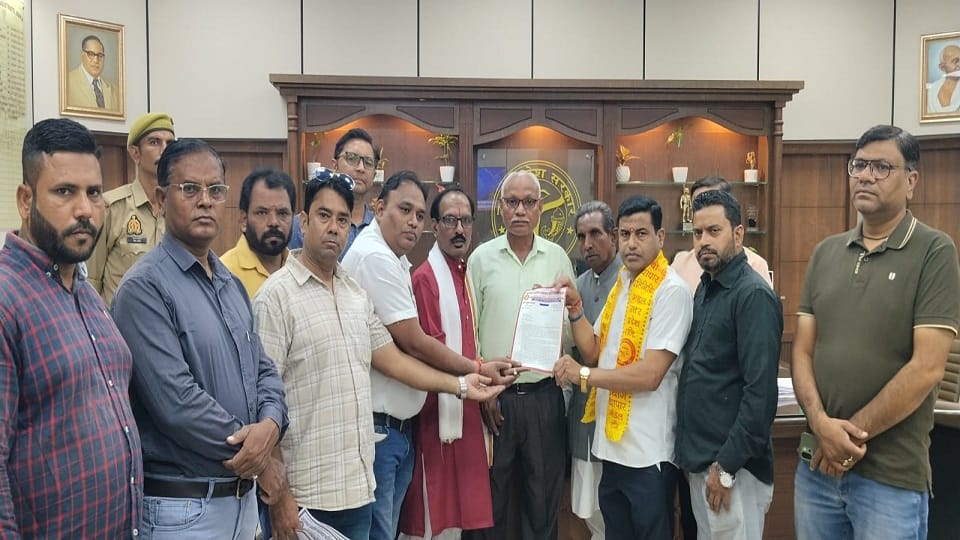 Traders protest against arbitrary charges by banks in agra