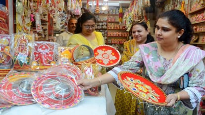 करवाचौथ का सामान खरीदतीं महिलाएं