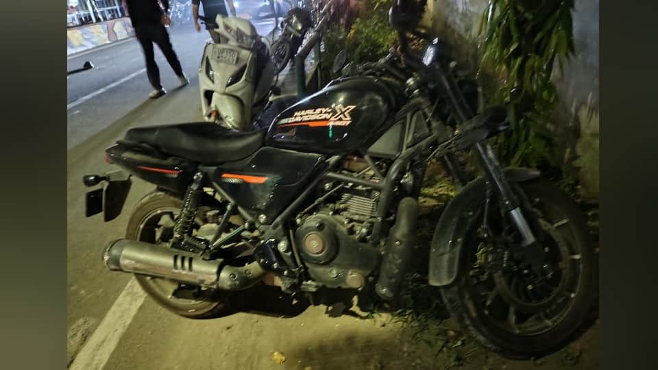 Meerut: A speeding Harley-Davidson motorcycle collided with a divider in Saket; two young men died on the spot