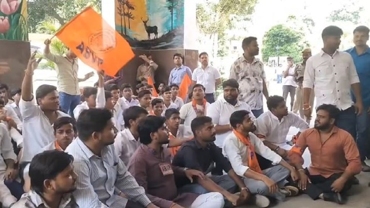 शाहजहांपुर: शिक्षक पर कलावा कटवाने और तिलक मिटाने का आरोप, विद्यार्थी परिषद ने जाम लगाकर किया हंगामा