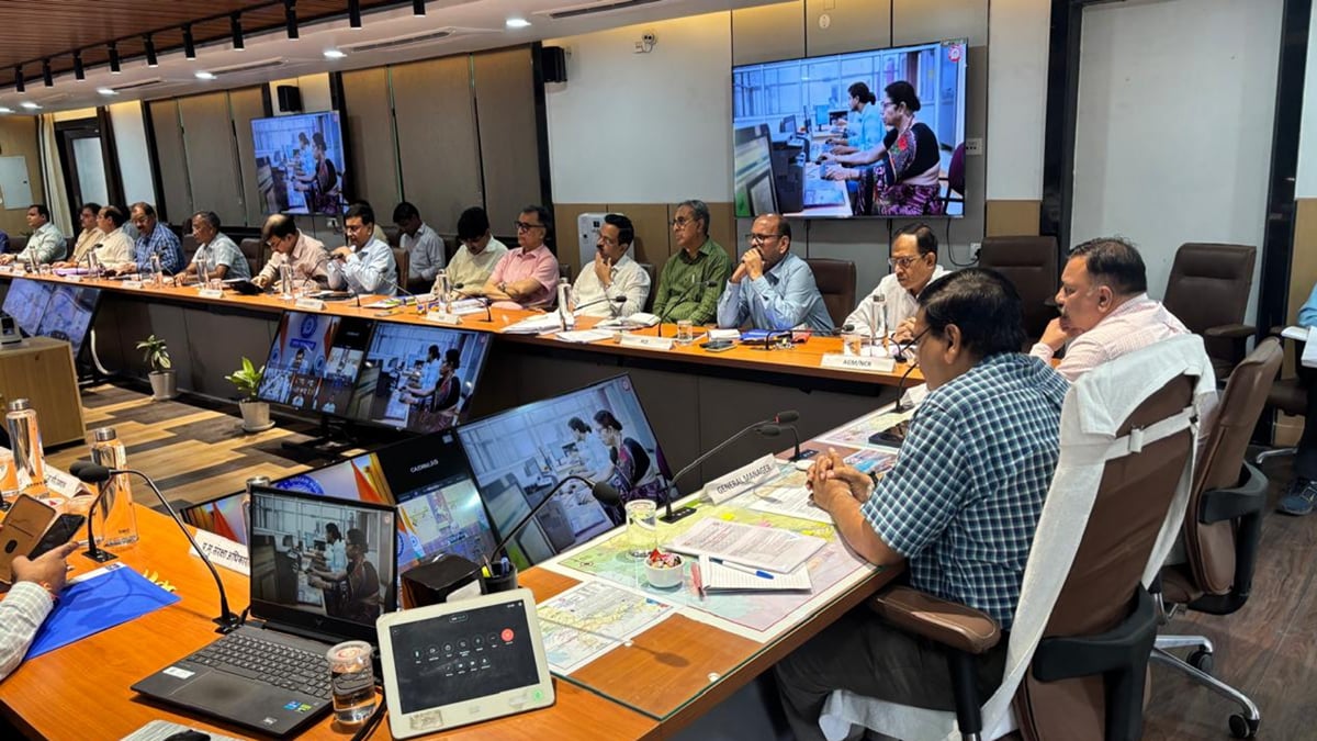 रेलवे : चार करोड़ रिकॉर्ड्स ऑनलाइन, दफ्तरों से हटा 200 टन कागज, महाप्रबंधक ने डॉक्यूमेंट्री को किया रिलीज
