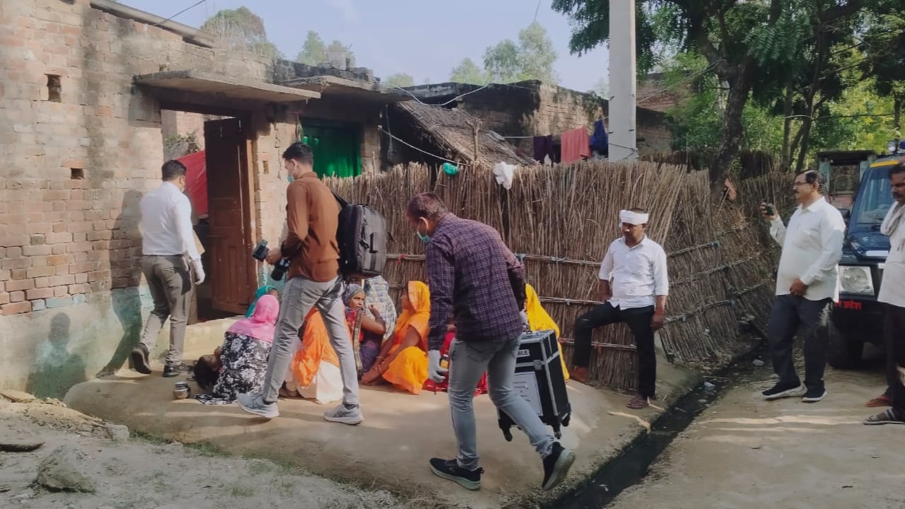 man murdered his wife in front of their children in Shahjahanpur