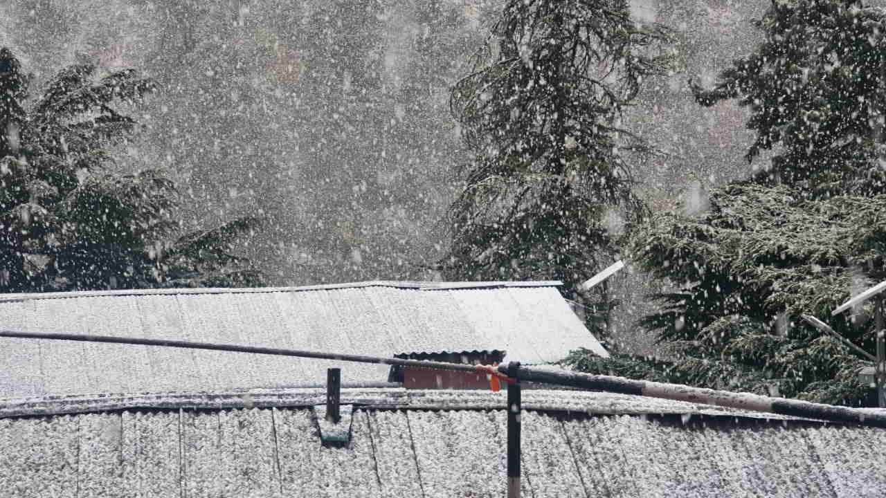 Heavy snowfall in gangotri and gaumukh trek rain in mussoorie brings cold wave kedarnath uttarakhand weather
