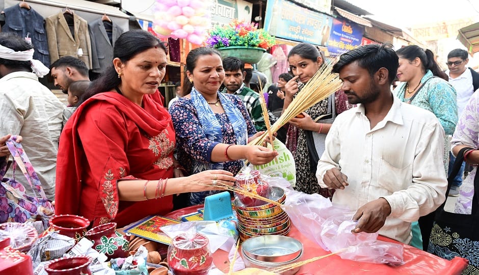 हल्द्वानी में करवा चौथ के लिए करवा और सींक खरीदती महिलाएं।