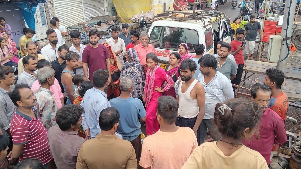 कानपुर बारादेवी अग्निकांड: टट्टर की आठ दुकानें जलकर खाक, शार्ट सर्किट से हादसा, केस्को की लापरवाही पर हंगामा