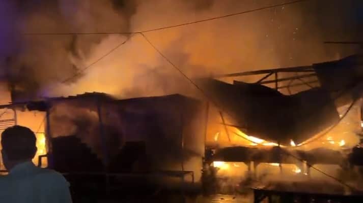Kanpur Massive fire breaks out in shops outside Baradevi Temple half  dozen shops reduced to ashes