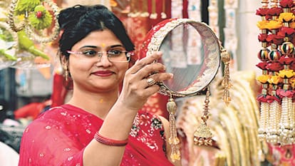 करवा चौथ पर तैयारियों में जुटी सुहागिनें