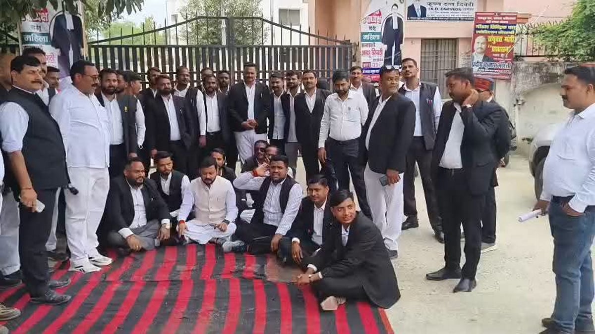 कौशाम्बी : न्यायिक अधिकारियों की कार्यप्रणाली के विरोध में अधिवक्ताओं का धरना, अपमानित करने का आरोप