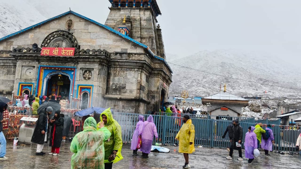 Snowfall in Kedarnath cold wave rain in lower areas 18.53 lakh pilgrims visit shrine Uttarakhand weather
