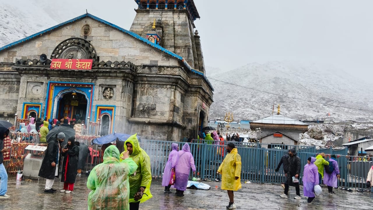Snowfall in Kedarnath cold wave rain in lower areas 18.53 lakh pilgrims visit shrine Uttarakhand weather