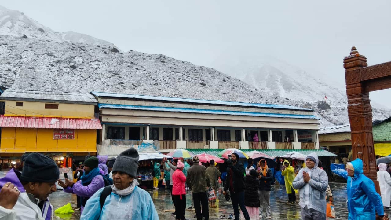 Snowfall in Kedarnath cold wave rain in lower areas 18.53 lakh pilgrims visit shrine Uttarakhand weather