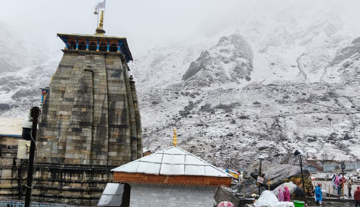 Snowfall in Kedarnath cold wave rain in lower areas 18.53 lakh pilgrims visit shrine Uttarakhand weather