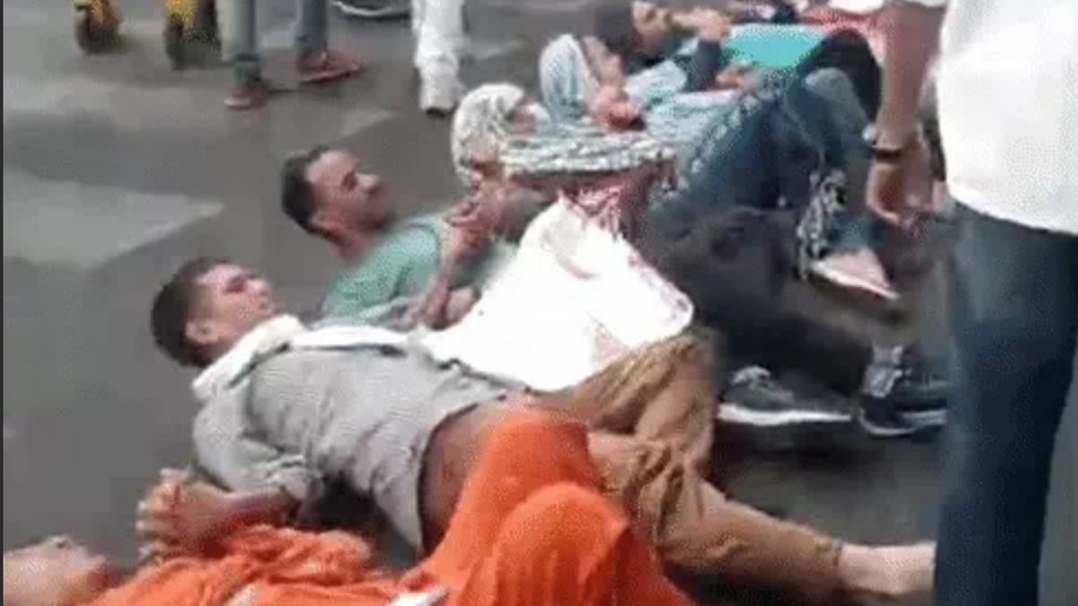 भोपाल: नियुक्ति पत्र की मांग पर वर्ग-3 शिक्षक अभ्यर्थियों का चक्काजाम, सड़क पर लेटे, पुलिस से धक्का-मुक्की