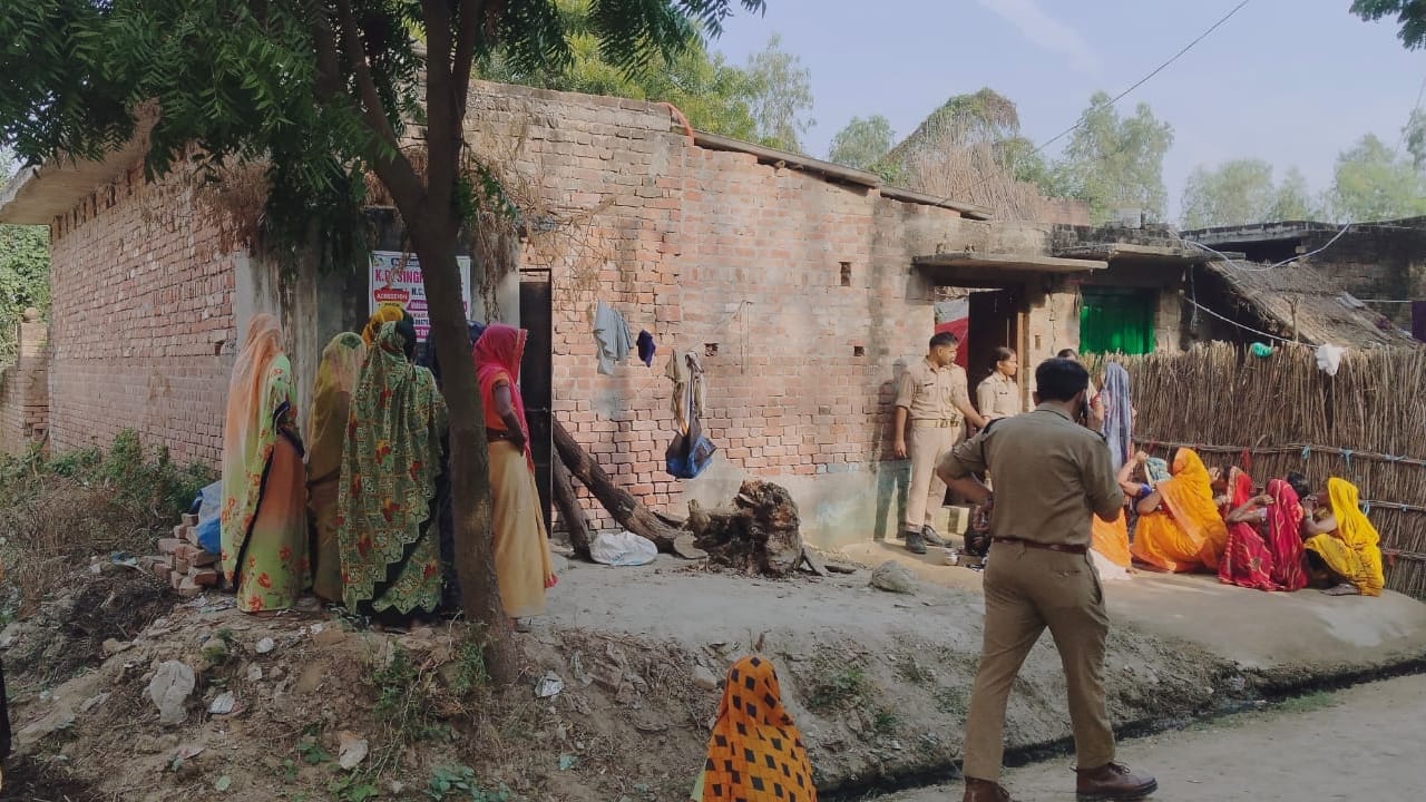 man murdered his wife in front of their children in Shahjahanpur