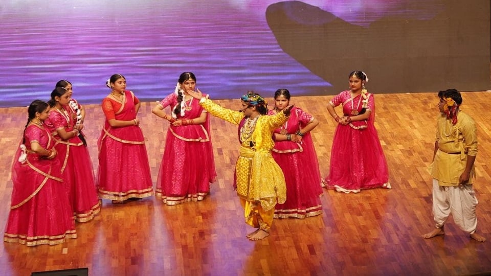 यूपी: वृंदावन में गूंजा श्रीमद्भगवद्गीता का संदेश, ‘योगक्षेमं वहाम्यहम्’ पर भावपूर्ण नाट्य मंचन ने मोहा मन