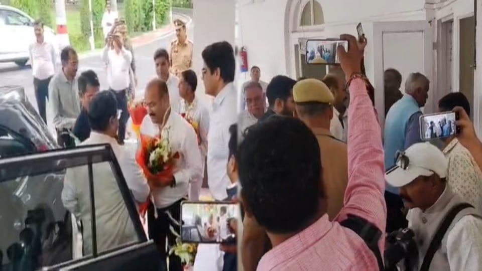 मेरठ: अवैध कॉलोनियों की जांच के लिए न्यायिक आयोग पहुंचा, अधिकारियों के साथ बंद कमरे में बैठक; उलदेपुर पर नजर