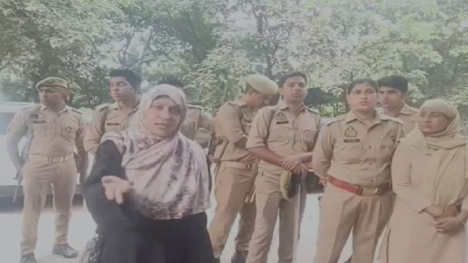 अलीगढ़: मजिस्ट्रेट के आदेश पर खोदी जा रही एएमयू प्रोफेसर के पत्नी की कब्र, हत्या के आरोप से बढ़ा विवाद