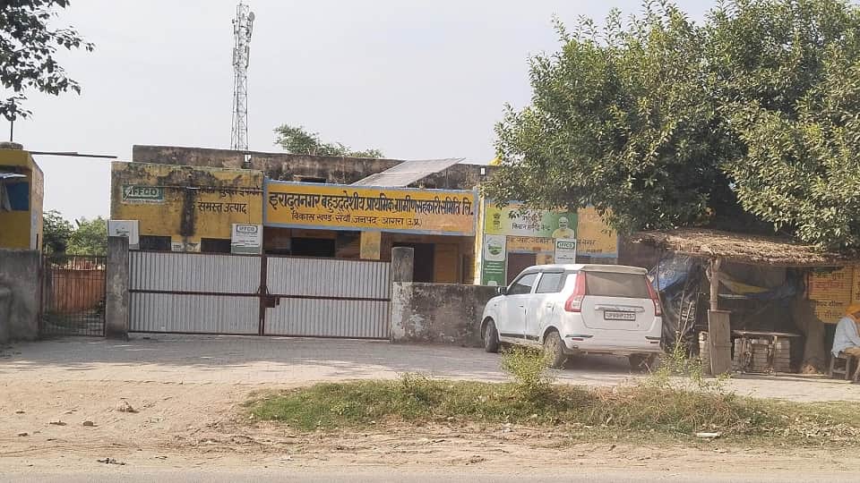 Agra Farmers Struggle for Fertilizers as Cooperative Societies Shut Amid Employees’ Protest