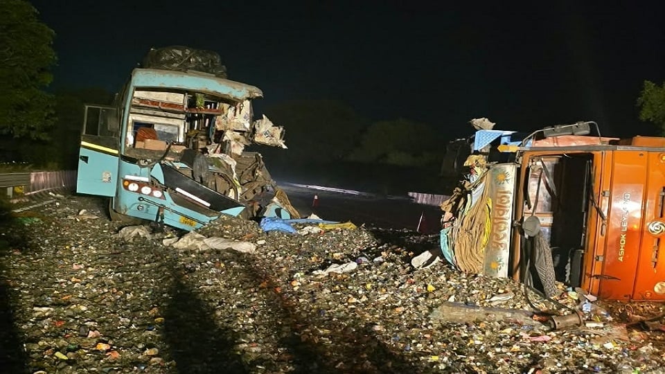 मथुरा: यमुना एक्सप्रेसवे पर भीषण हादसा! दो बसों और कैंटर की टक्कर, दो दर्जन से ज्यादा यात्री घायल