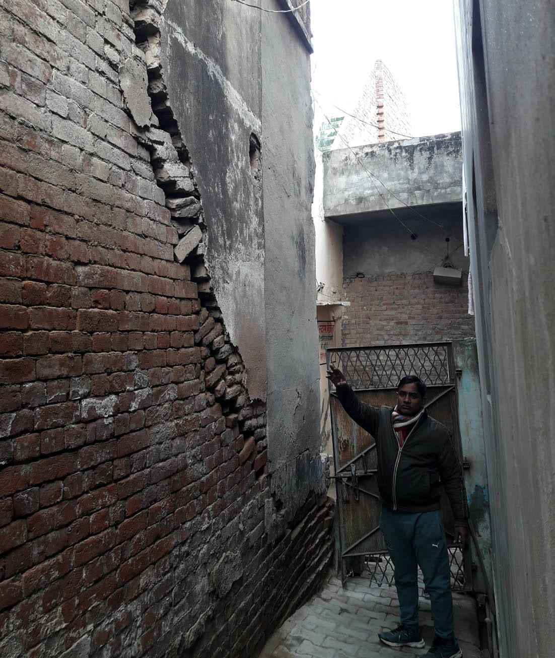 Cracks in houses in Arya Samaj locality, panic among people