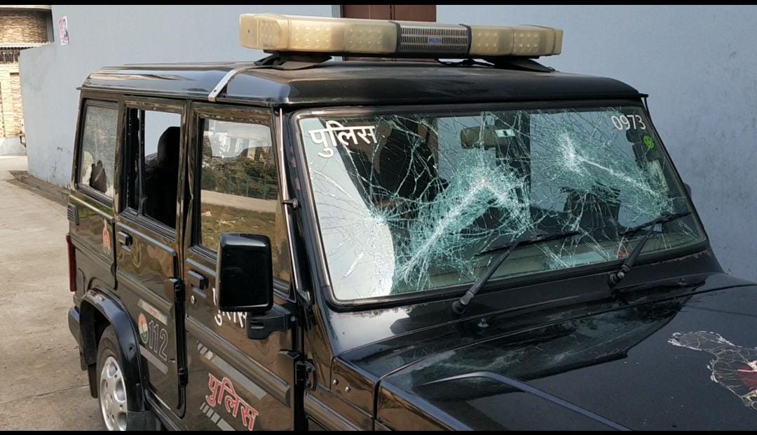 Fighting with policemen on liquor contracts, broke the glasses of the car