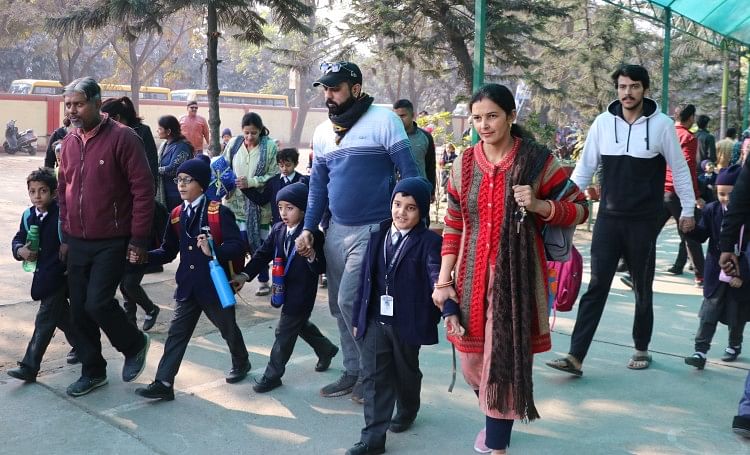 Winter vacation is over, brightness returned to schools