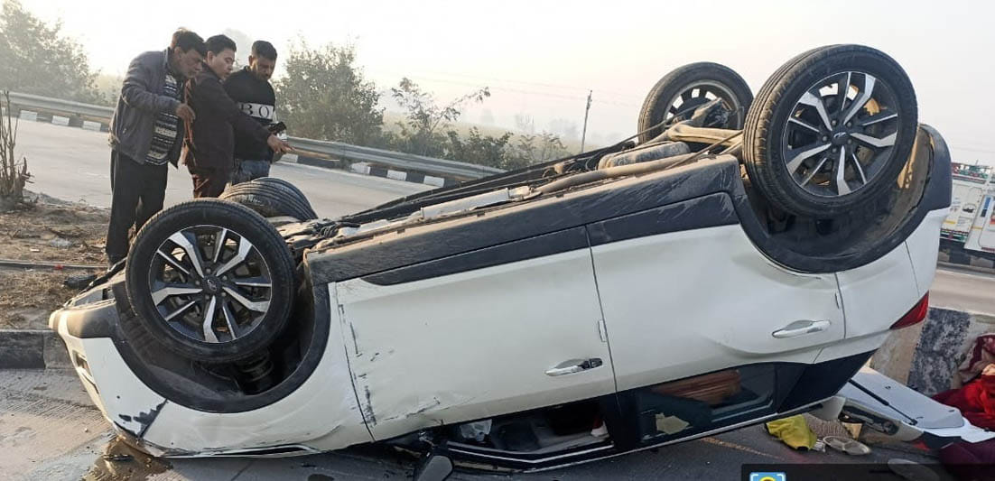 Car overturns due to tire burst, married woman dies