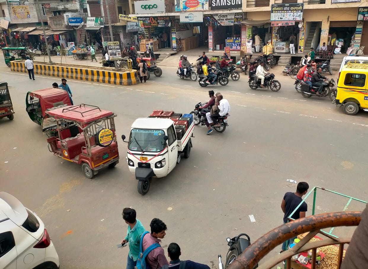 6 roads cross on the main road, there is no breaker, fear of accidents