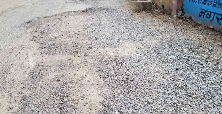 The convoy of officers passes everyday, there is no improvement in the bad road