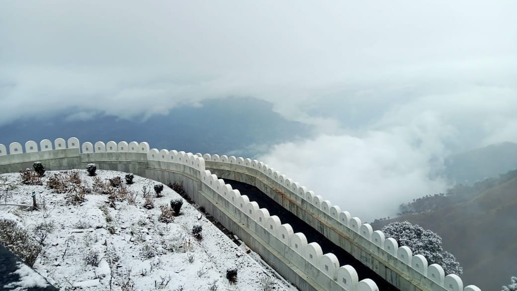 First snowfall of the year in Chail, tourists giggle