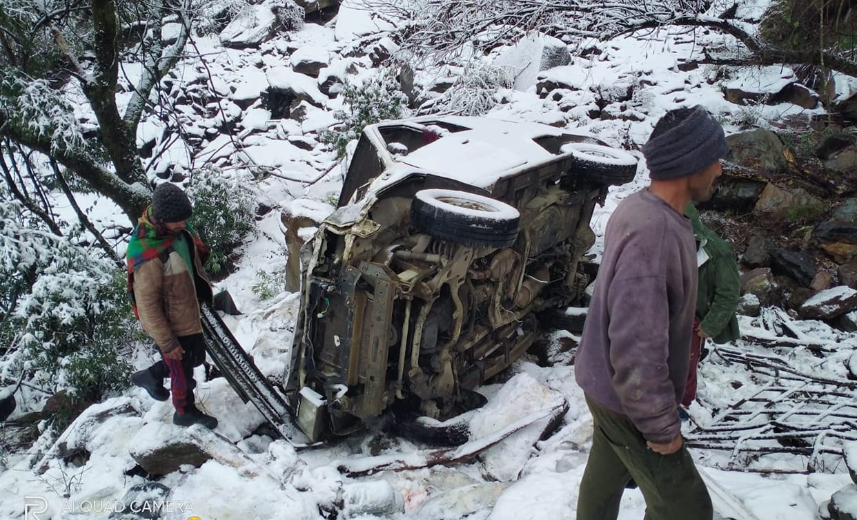 The car fell into the ditch after slipping on the snow, the driver died