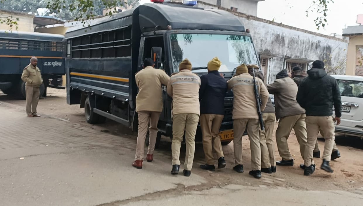 The car of the prisoners of Delhi was started with a push.