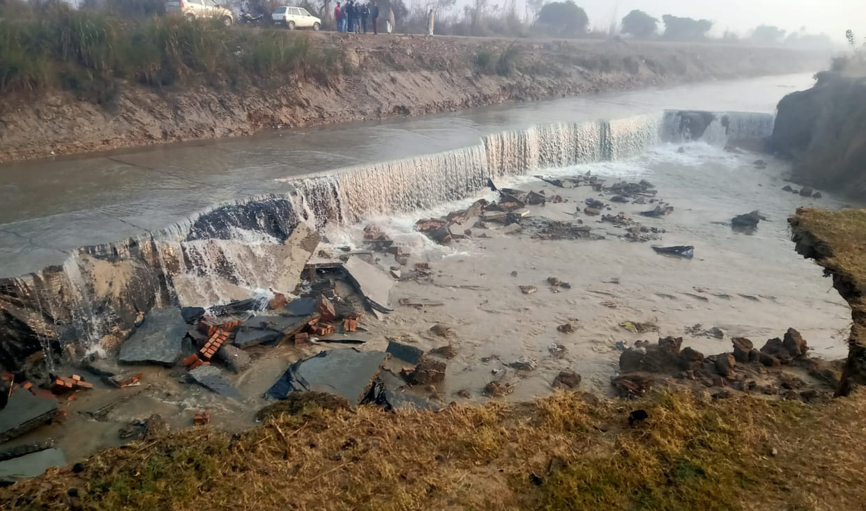 Link canal track broken in Rastam village, hundreds of bighas of crop destroyed