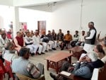 शक्तिकेंद्र प्रभारियों की बैठक को संबोधित करते लोक सभा संयोजक बिजेंद्र कश्यप
