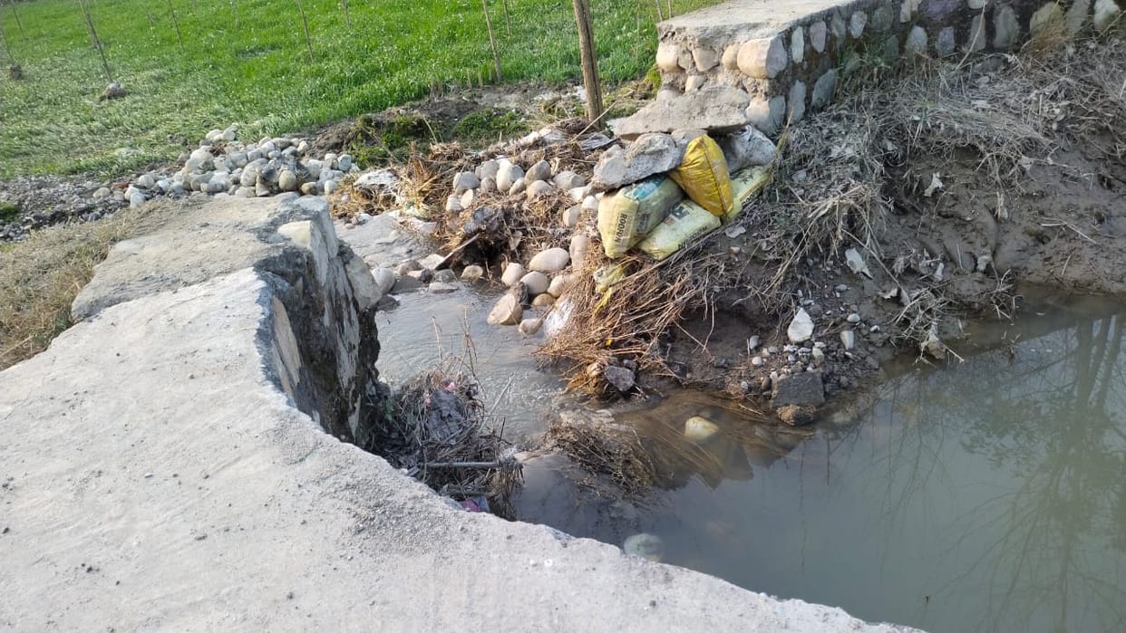 Hundreds of bighas of crops submerged due to breaking of Rajbeha's track