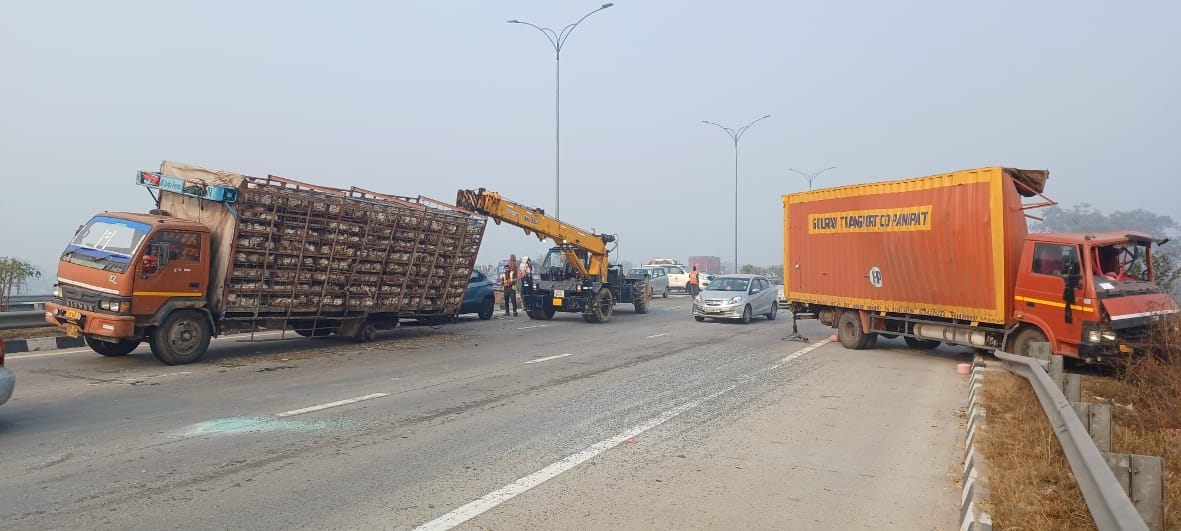 Ten vehicles collided on expressway in fog, 15 people injured