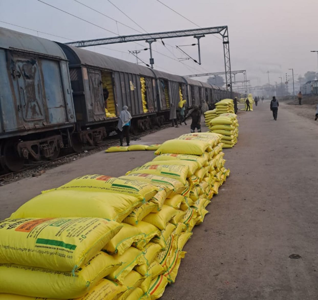 3194 MT urea reached Shamli from Gujarat