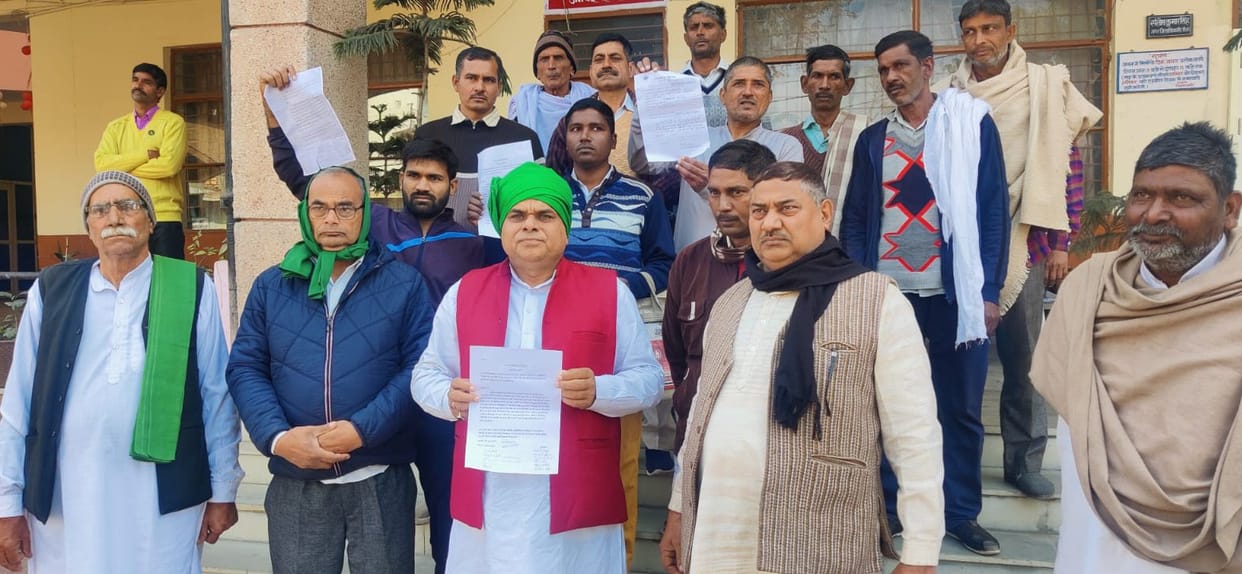 Farmers reached collectorate when irrigation drains were damaged