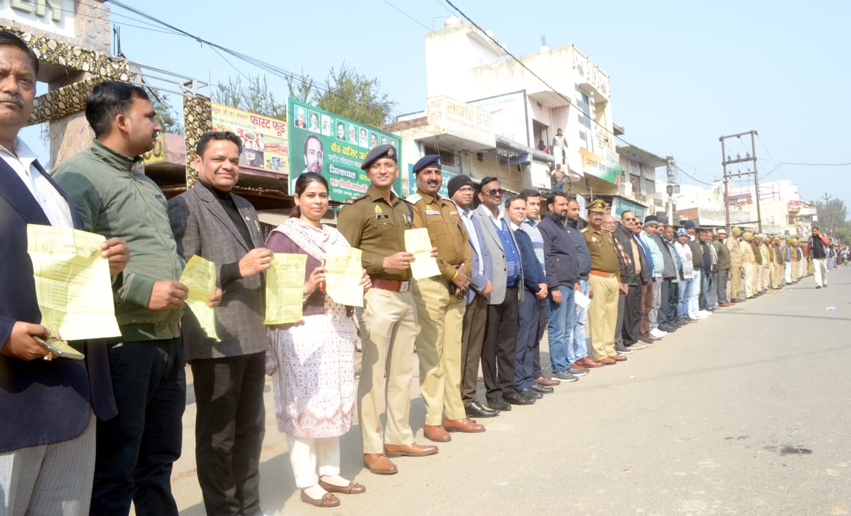 Call to follow traffic rules by making human chain