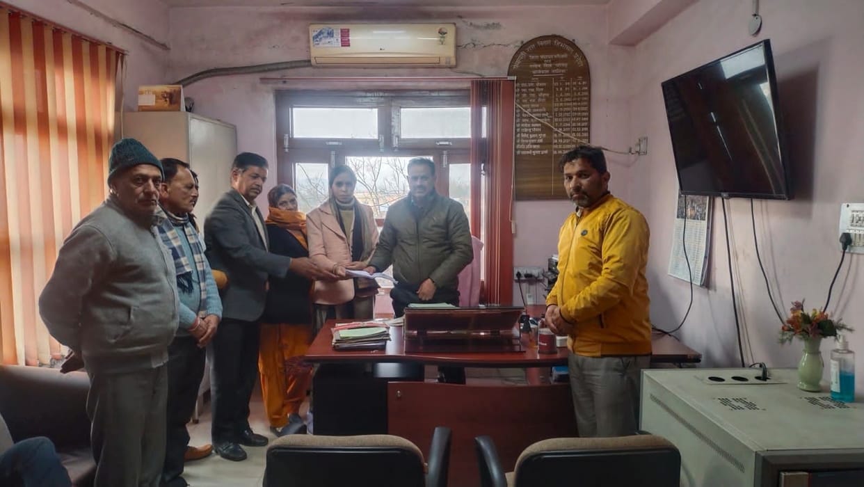 Pradhan-villagers opened front for the suspension of the deputy head of Gram Panchayat Naghyar
