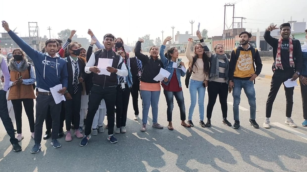 Failed students gave a symbolic strike on the state highway
