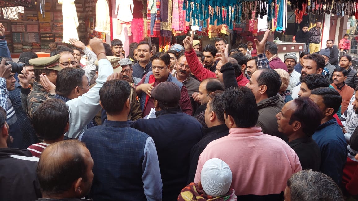 Traders surrounded Naib Tehsildar and EO