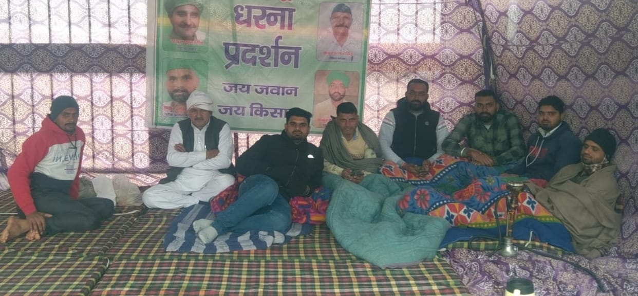 Farmers sitting on dharna even in rain and cold