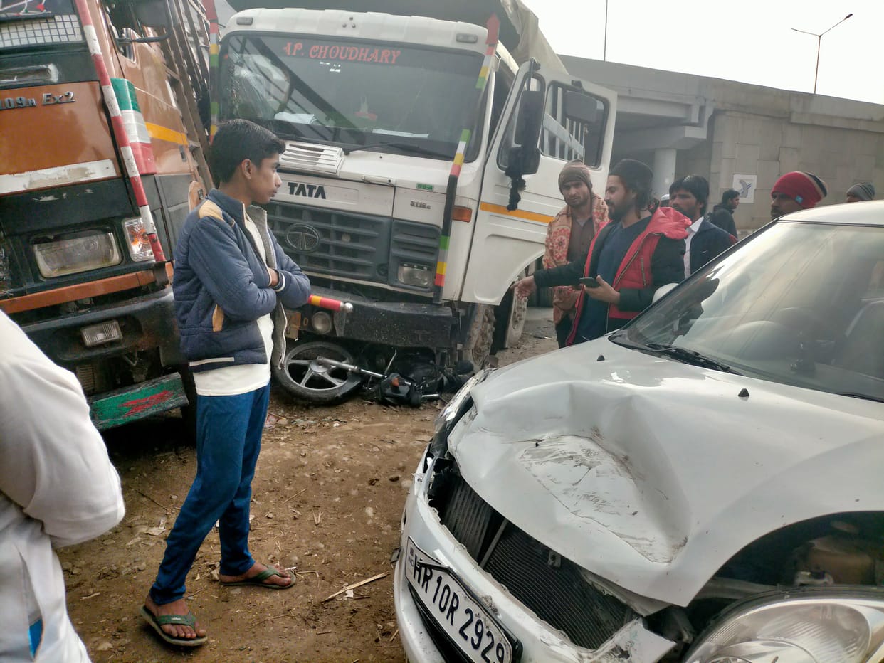 Five vehicles including two bikes collided due to lack of red light
