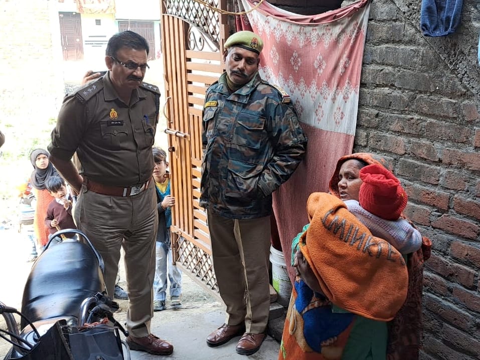 Looting by entering confectioner's house in Bijnor